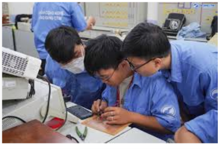 Việc làm sinh viên ngành điện điện tử, cơ khí khóa 22, 23, 24